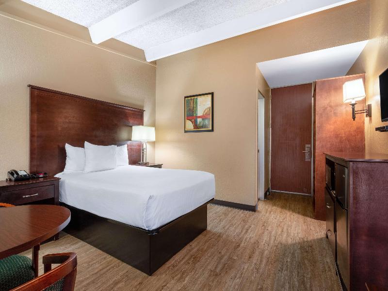 Travelodge By Wyndham Lakeland image
