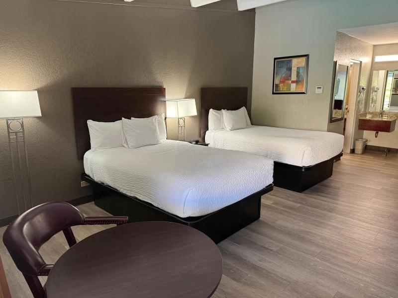 Travelodge By Wyndham Lakeland image