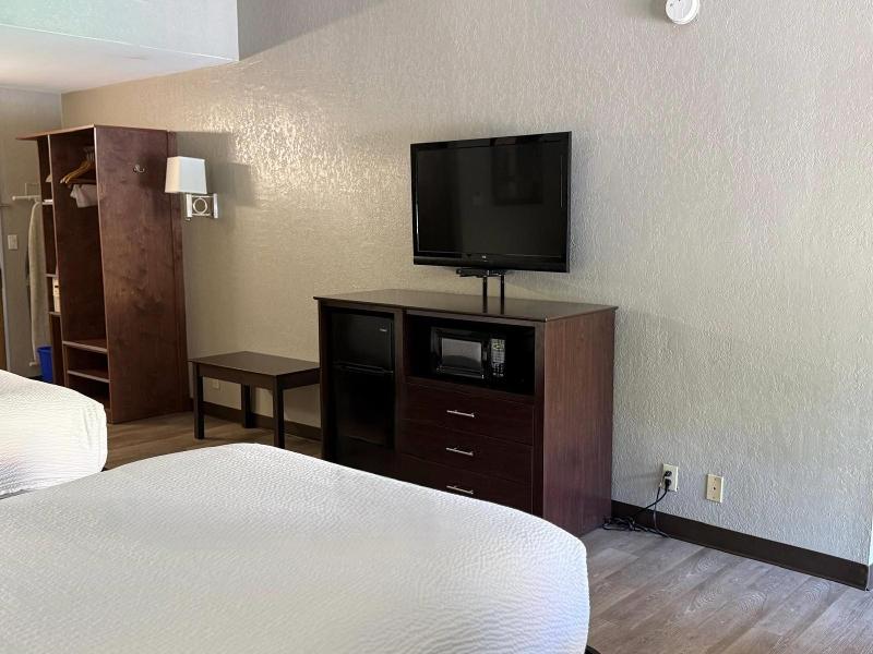 Travelodge By Wyndham Lakeland image