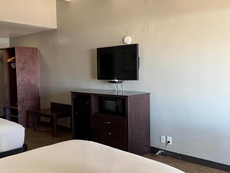 Travelodge By Wyndham Lakeland image
