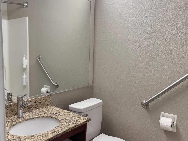 Travelodge By Wyndham Lakeland image