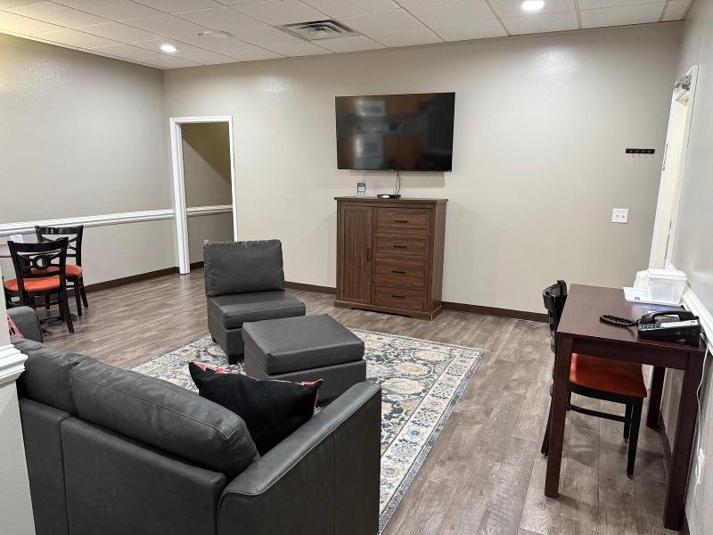 Travelodge By Wyndham Lakeland image