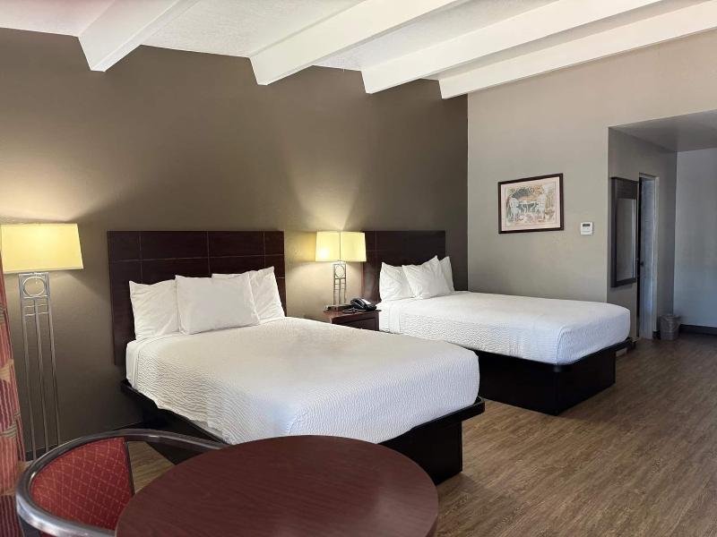 Travelodge By Wyndham Lakeland image