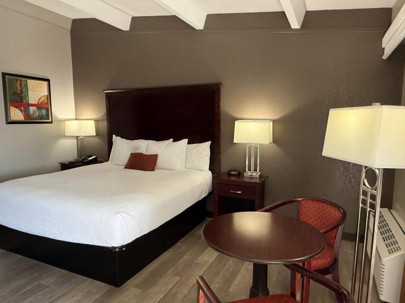 Travelodge By Wyndham Lakeland image