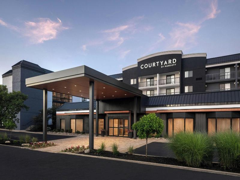 Courtyard Cleveland Beachwood image