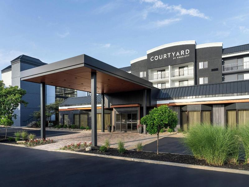 Courtyard Cleveland Beachwood image