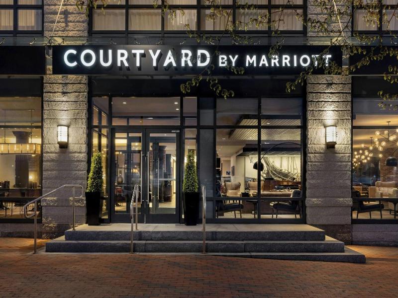 Courtyard Portland Downtown/Waterfront image