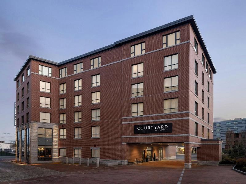 Courtyard Portland Downtown/Waterfront image