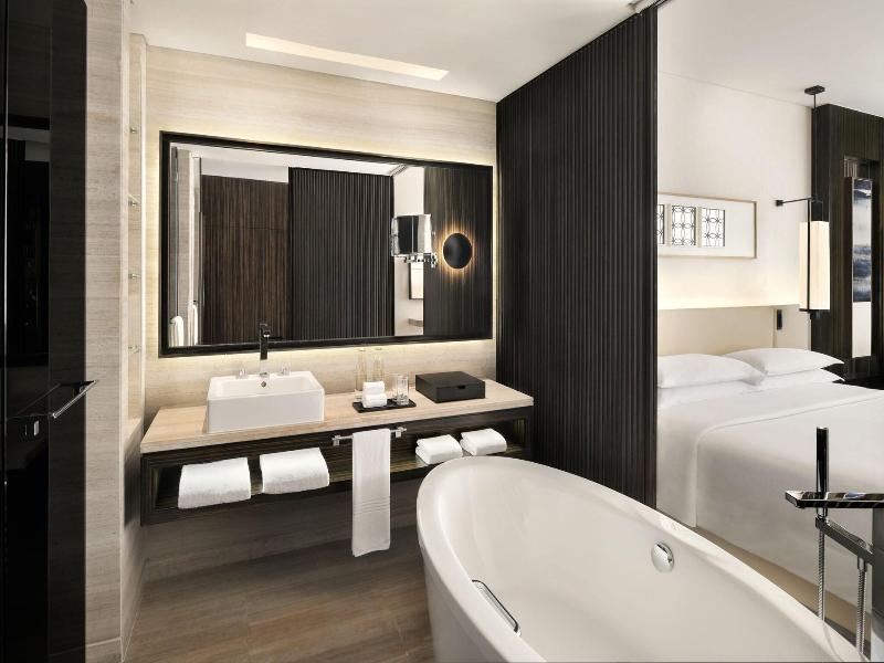 Sheraton Grand Hotel Dubai image