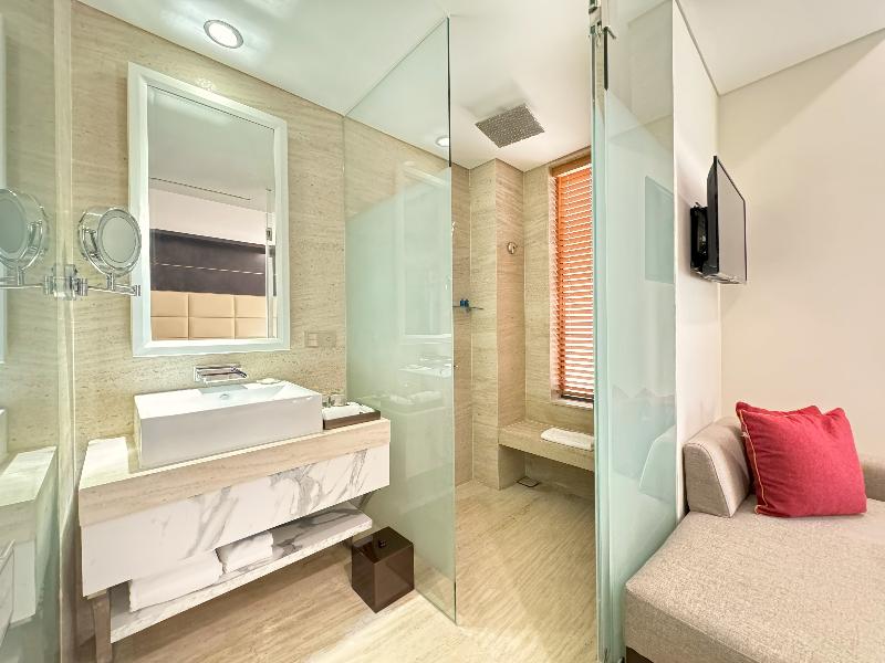 Holiday Beach Hotel Danang image