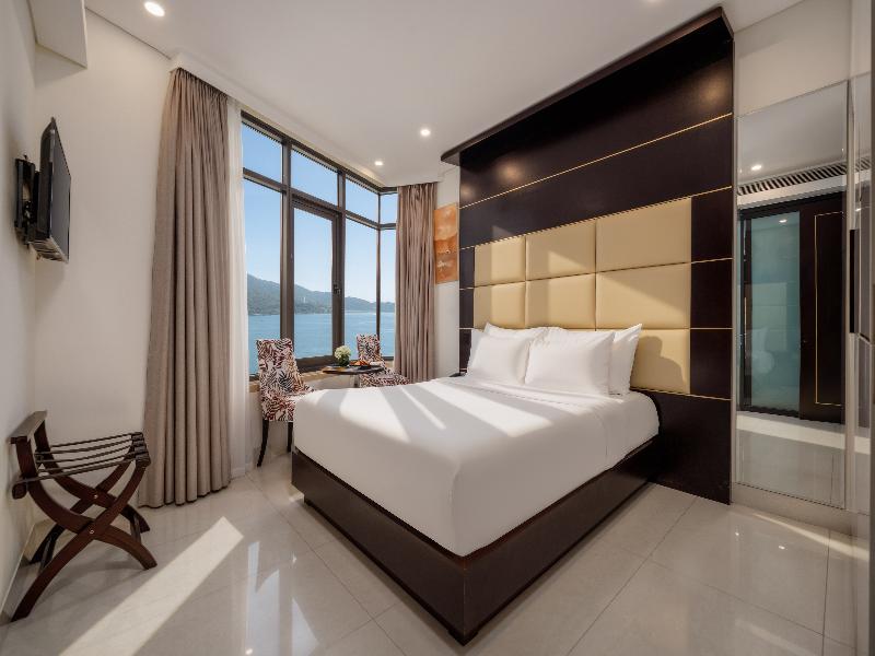 Holiday Beach Hotel Danang image
