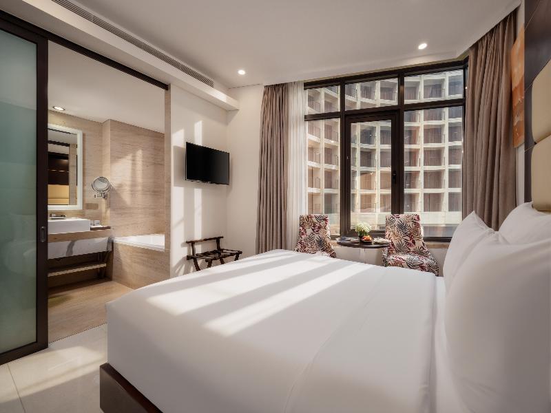 Holiday Beach Hotel Danang image