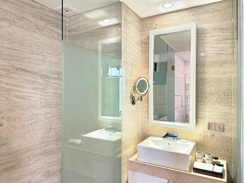 Holiday Beach Hotel Danang image