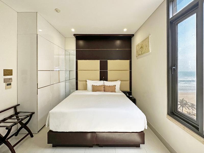Holiday Beach Hotel Danang image