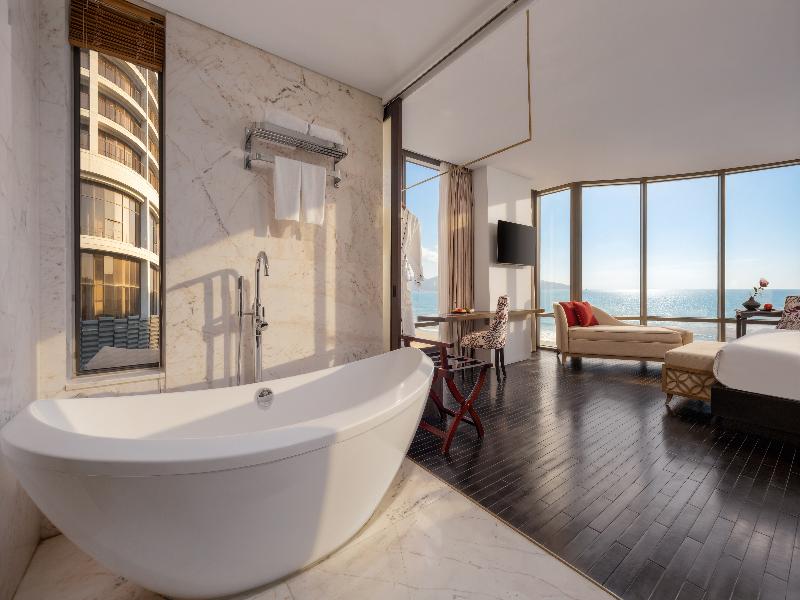 Holiday Beach Hotel Danang image