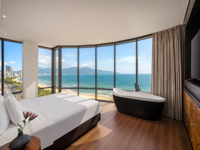 Holiday Beach Hotel Danang image