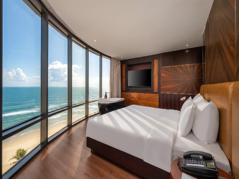 Holiday Beach Hotel Danang image