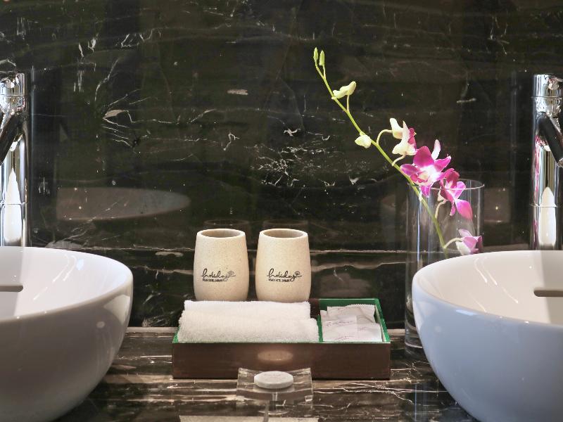 Holiday Beach Hotel Danang image