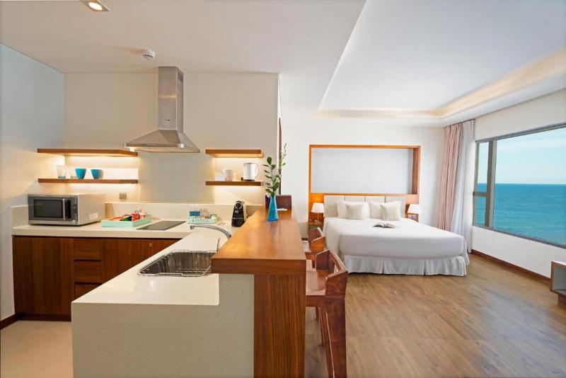 A La Carte Da Nang Beach Hotel image
