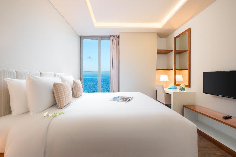 A La Carte Da Nang Beach Hotel image