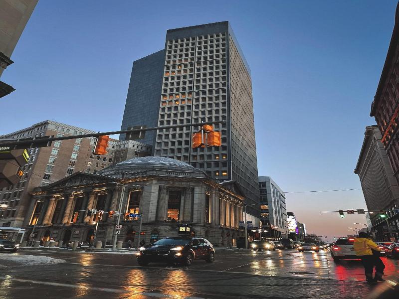 Metropolitan At The 9, Autograph Collection image