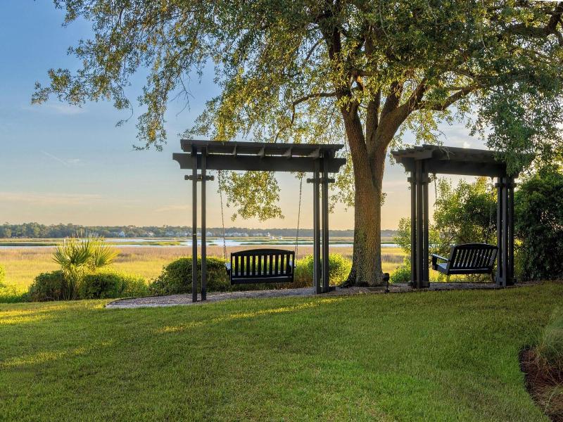 Marriott's Harbour Point Sunset Pointe Shelter Cov image