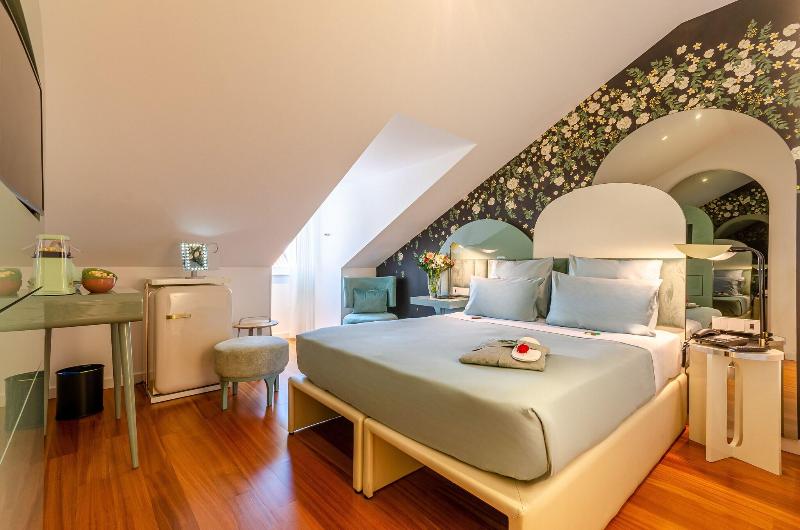 The 7 Hotel image