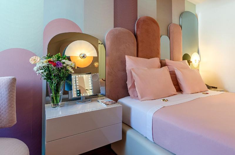 The 7 Hotel image