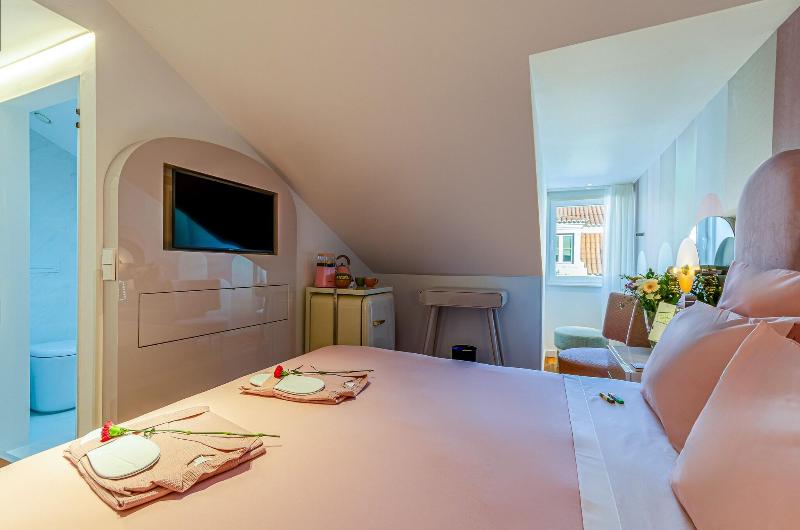 The 7 Hotel image