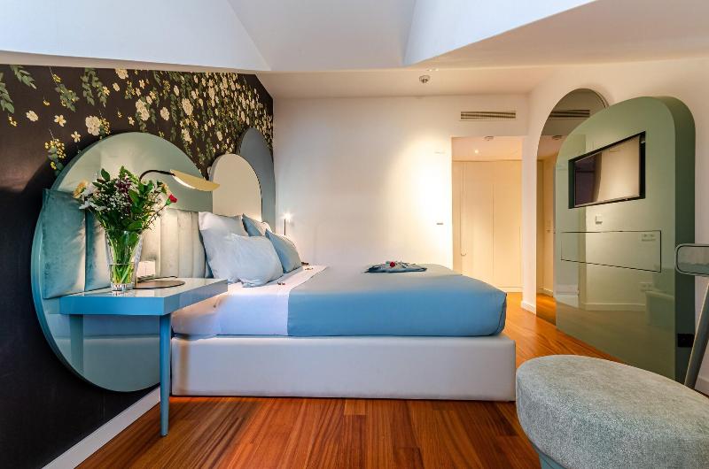 The 7 Hotel image