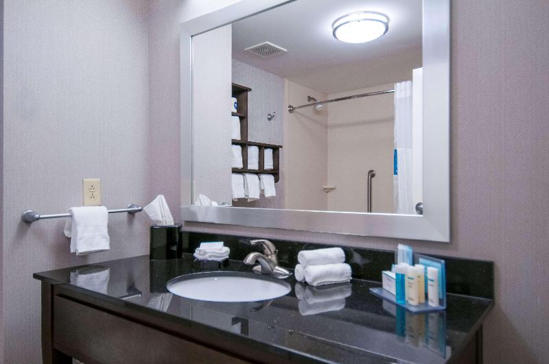 Hampton Inn Hernando image