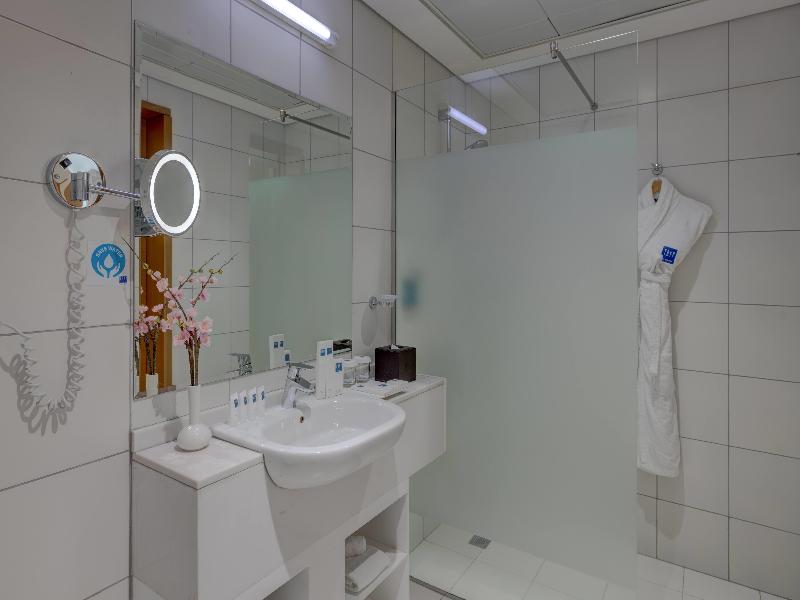 Tryp By Wyndham Abu Dhabi City Centre image