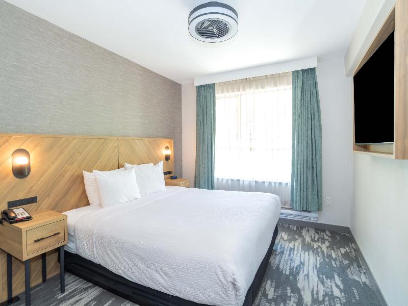 Sandman Signature Surrey-Guilford Suites image