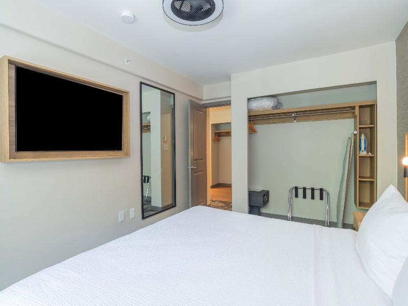Sandman Signature Surrey-Guilford Suites image