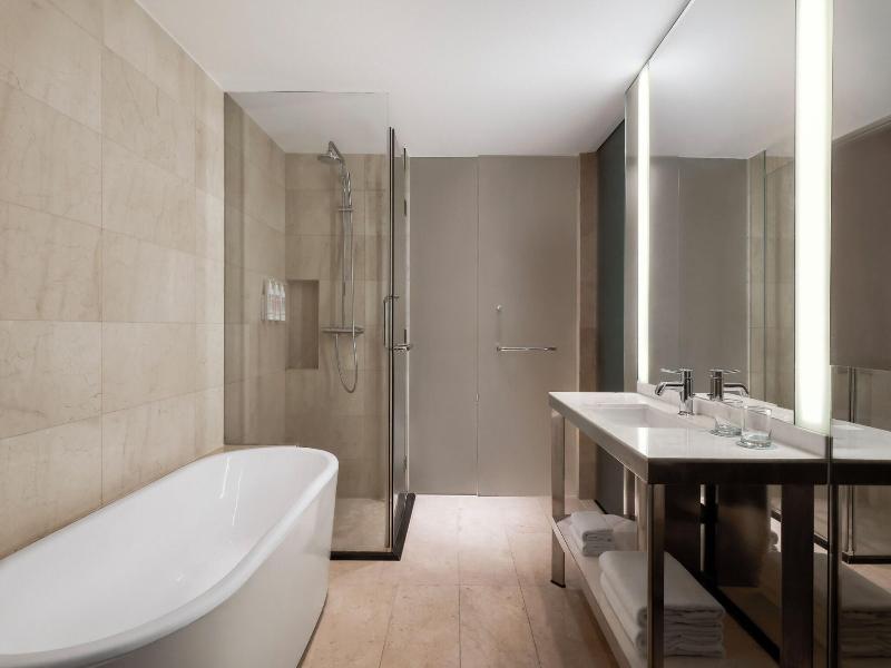 Le Meridien Saigon image