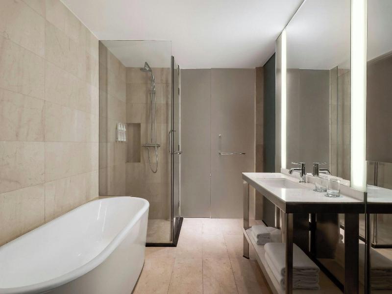 Le Meridien Saigon image