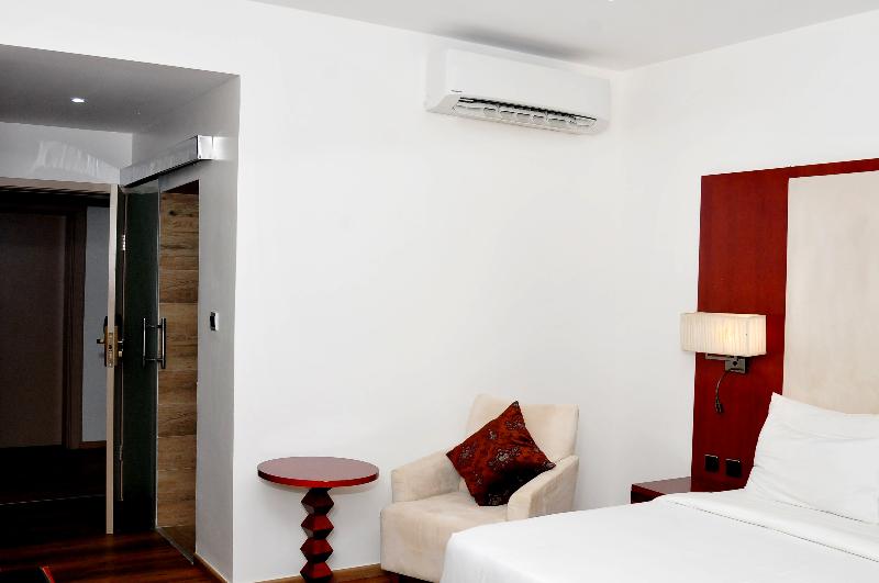 DOUBLE DELUXE KING BED