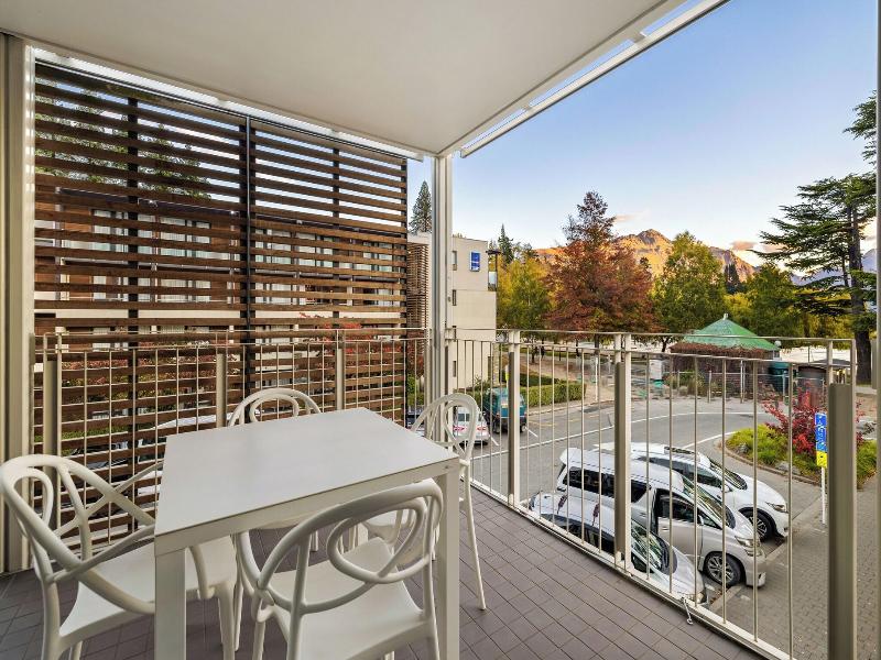 Eichardt's Private Hotel & Lakefront Apartments image