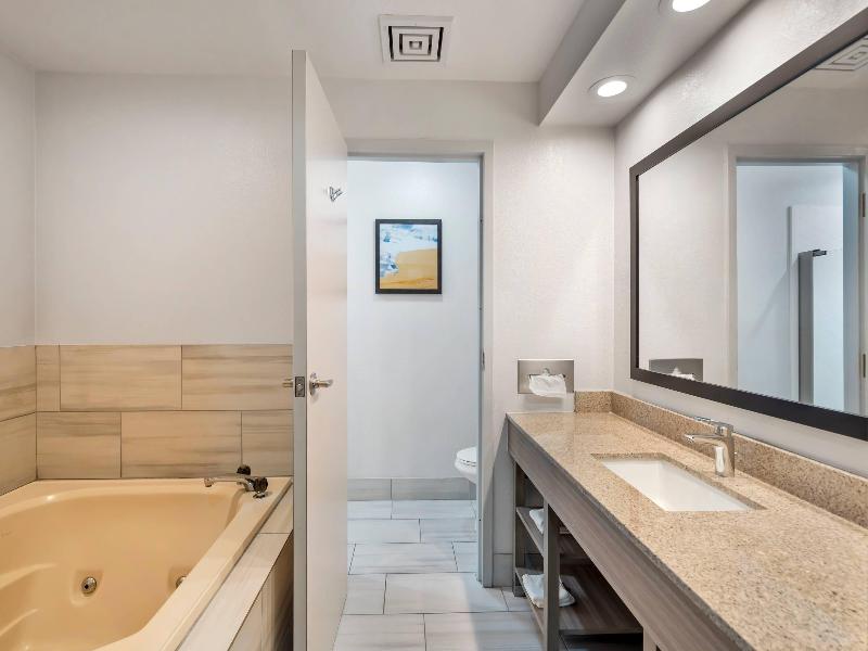 Comfort Inn & Suites Mundelein-Vernon Hills image