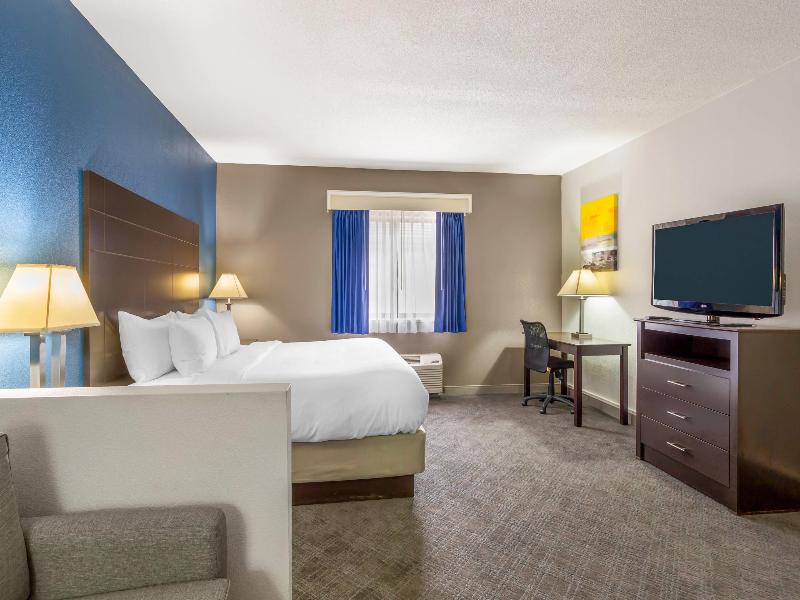 Comfort Inn & Suites Mundelein-Vernon Hills image