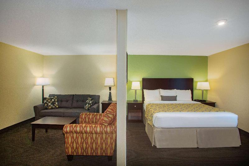 Baymont By Wyndham Jefferson City image