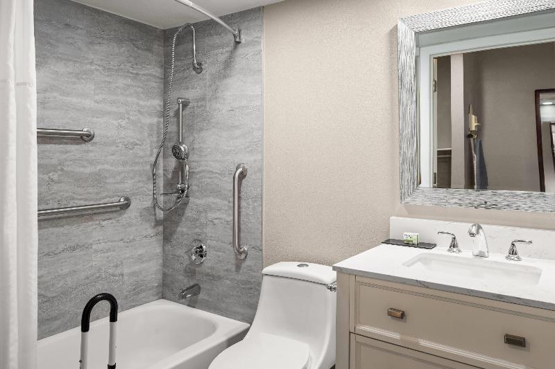 Baymont By Wyndham Jefferson City image