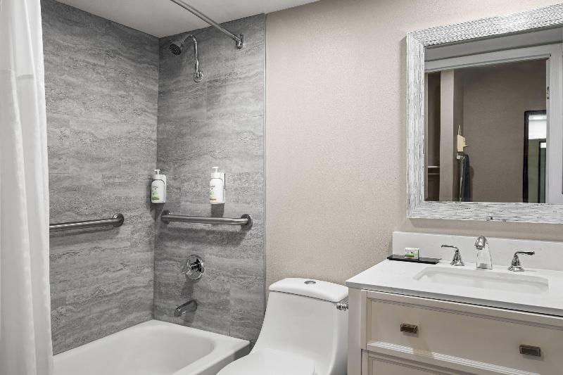 Baymont By Wyndham Jefferson City image