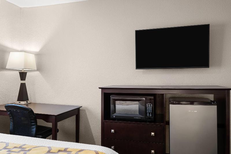 Baymont By Wyndham Jefferson City image