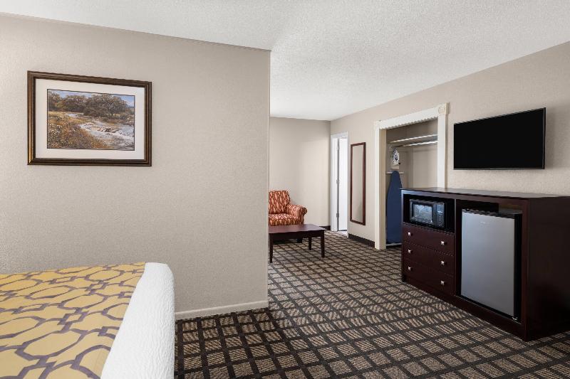 Baymont By Wyndham Jefferson City image