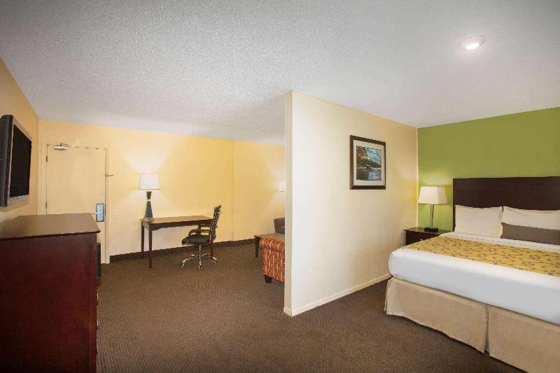 Baymont By Wyndham Jefferson City image