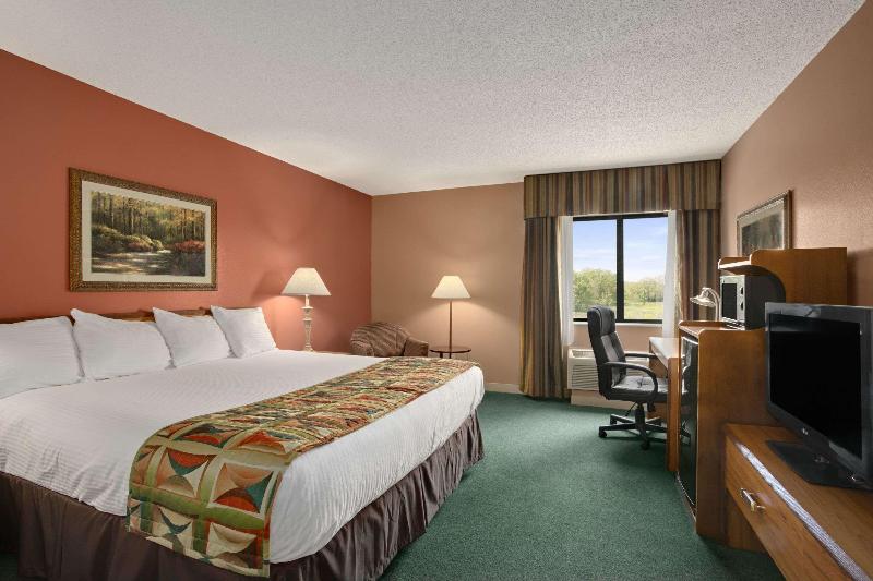 Baymont By Wyndham Sullivan image