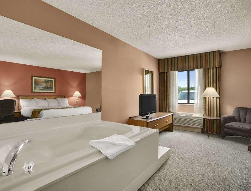 Baymont By Wyndham Sullivan image