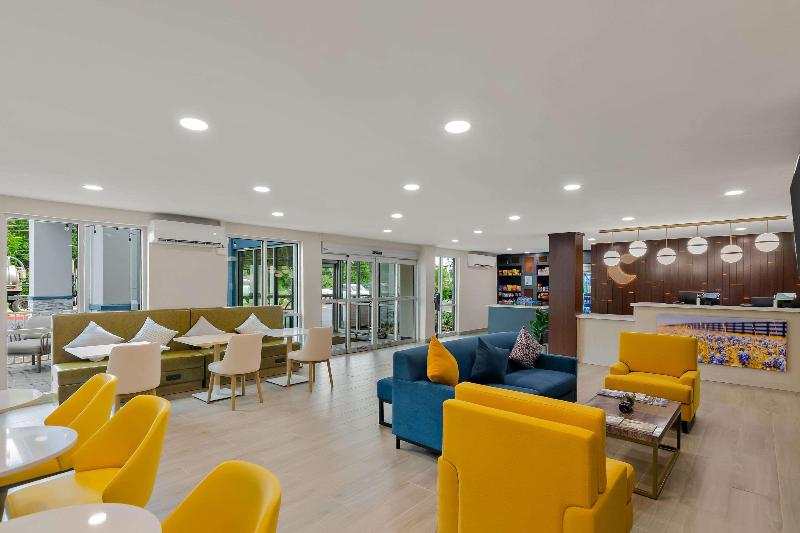 Comfort Inn Conroe image