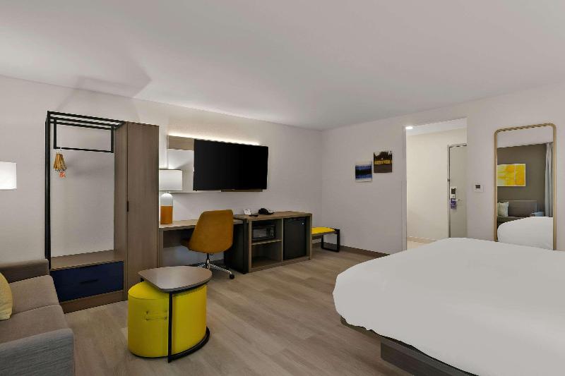 Comfort Inn Conroe image